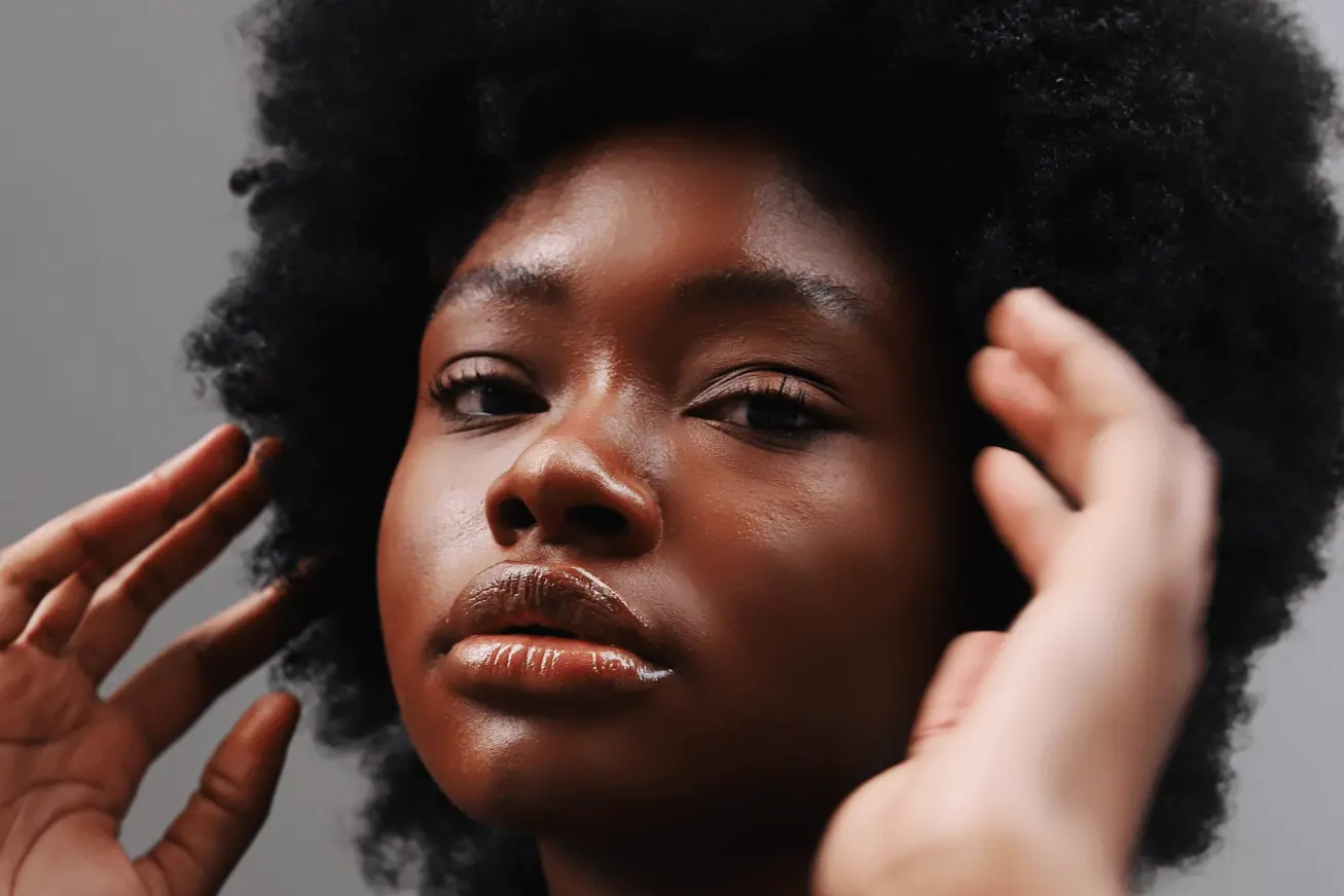 Une femme avec une coupe afro