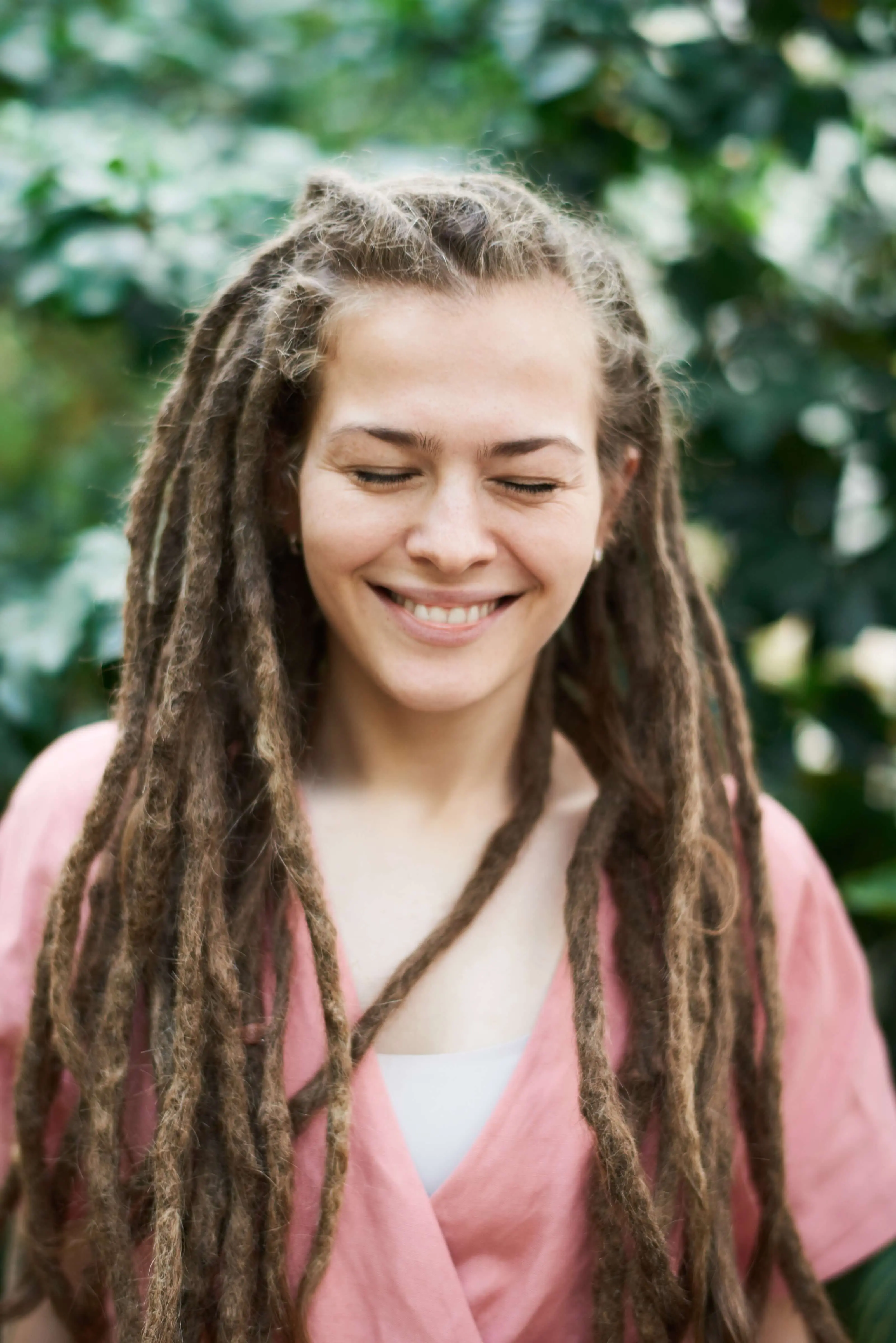 Une femme coiffée avec des Dreadlocks