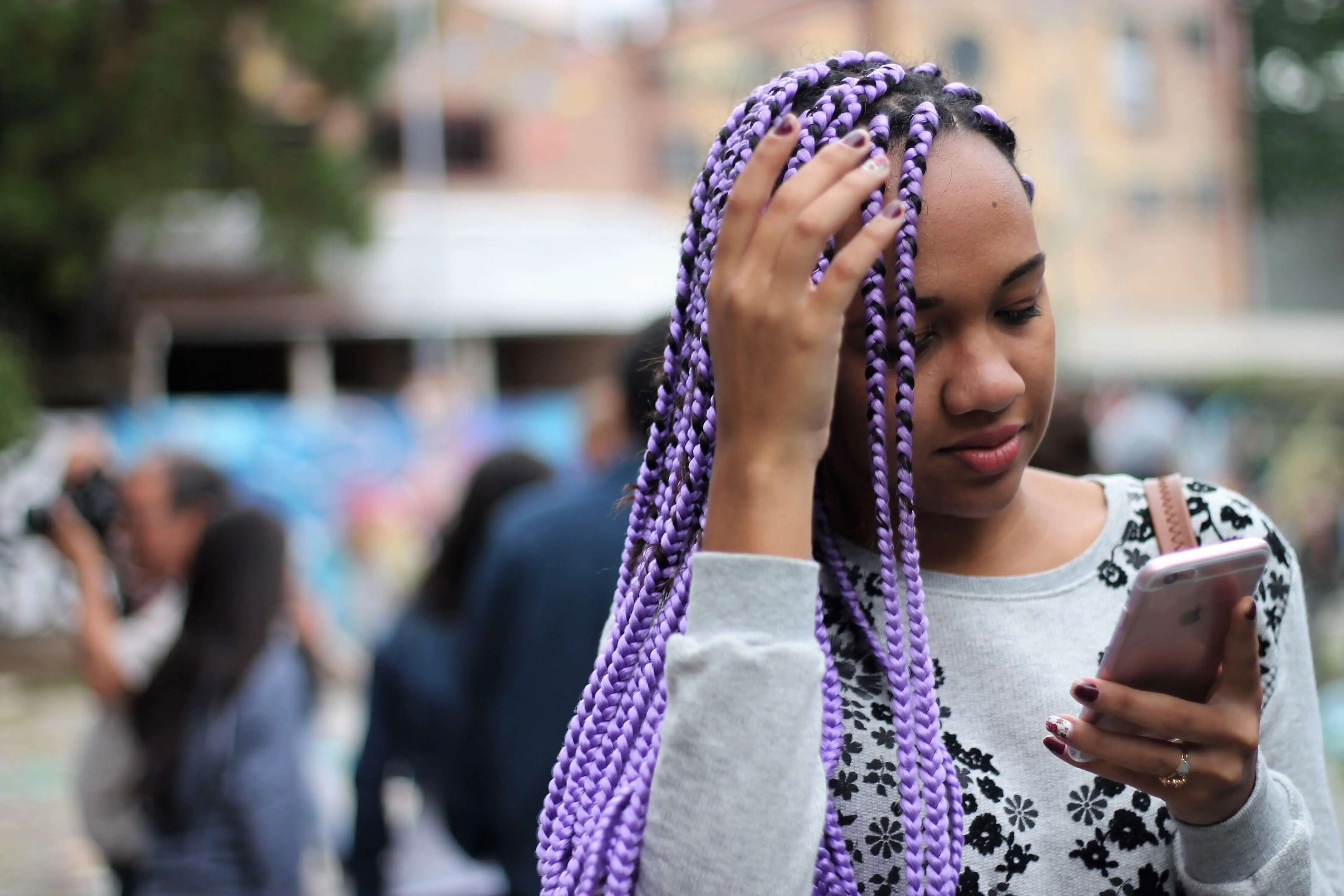 Une femme coiffée avec des classics Box Braids