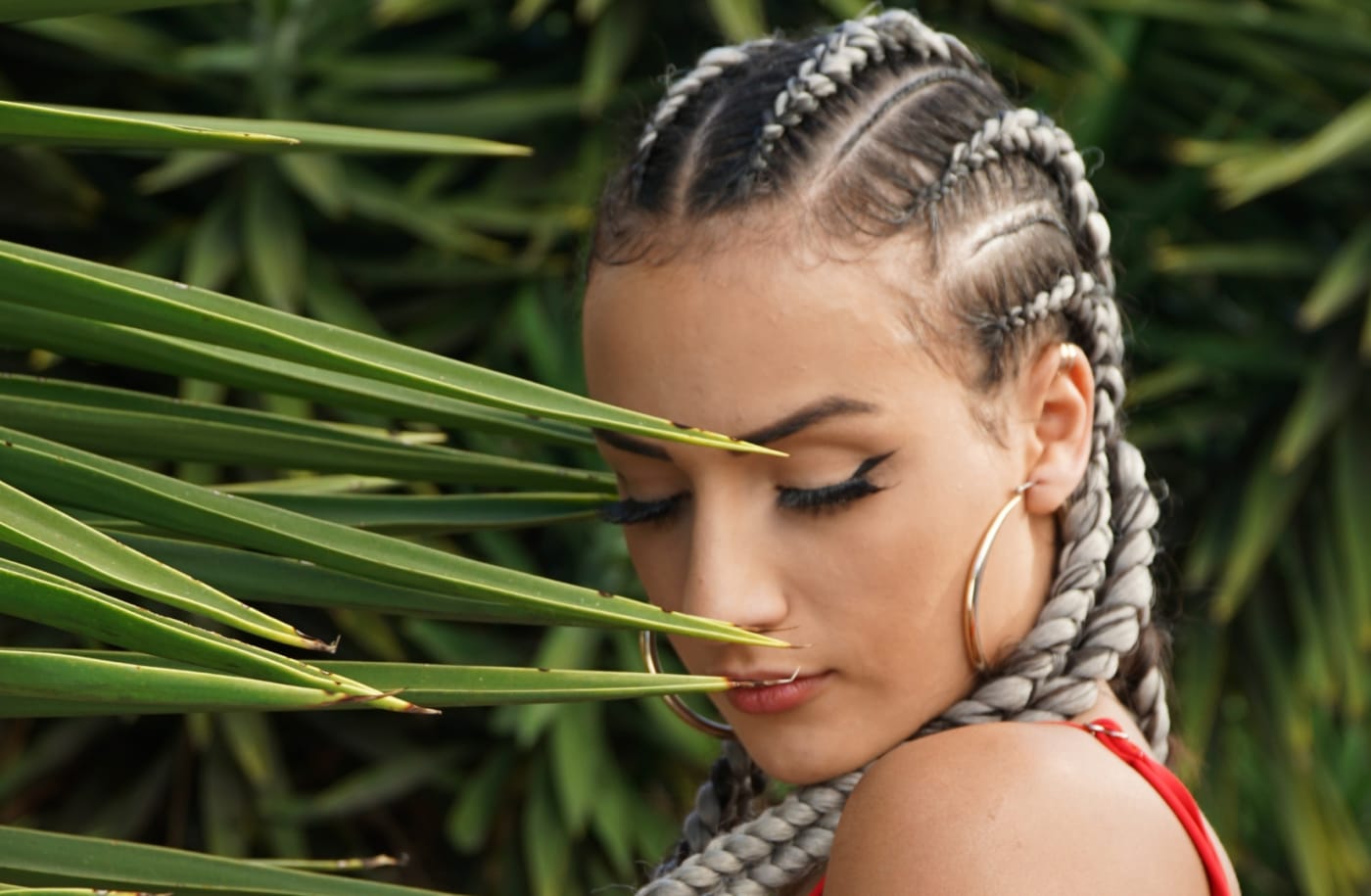 Une femme coiffée avec des Cornrows ou Tresses