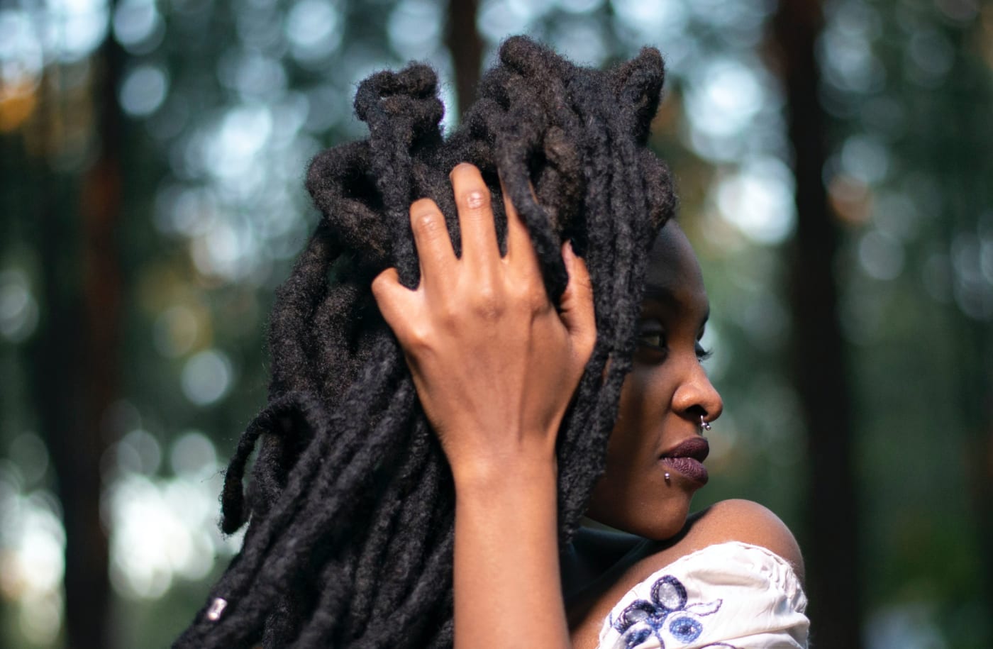 Une femme coiffée avec des Fausses locks