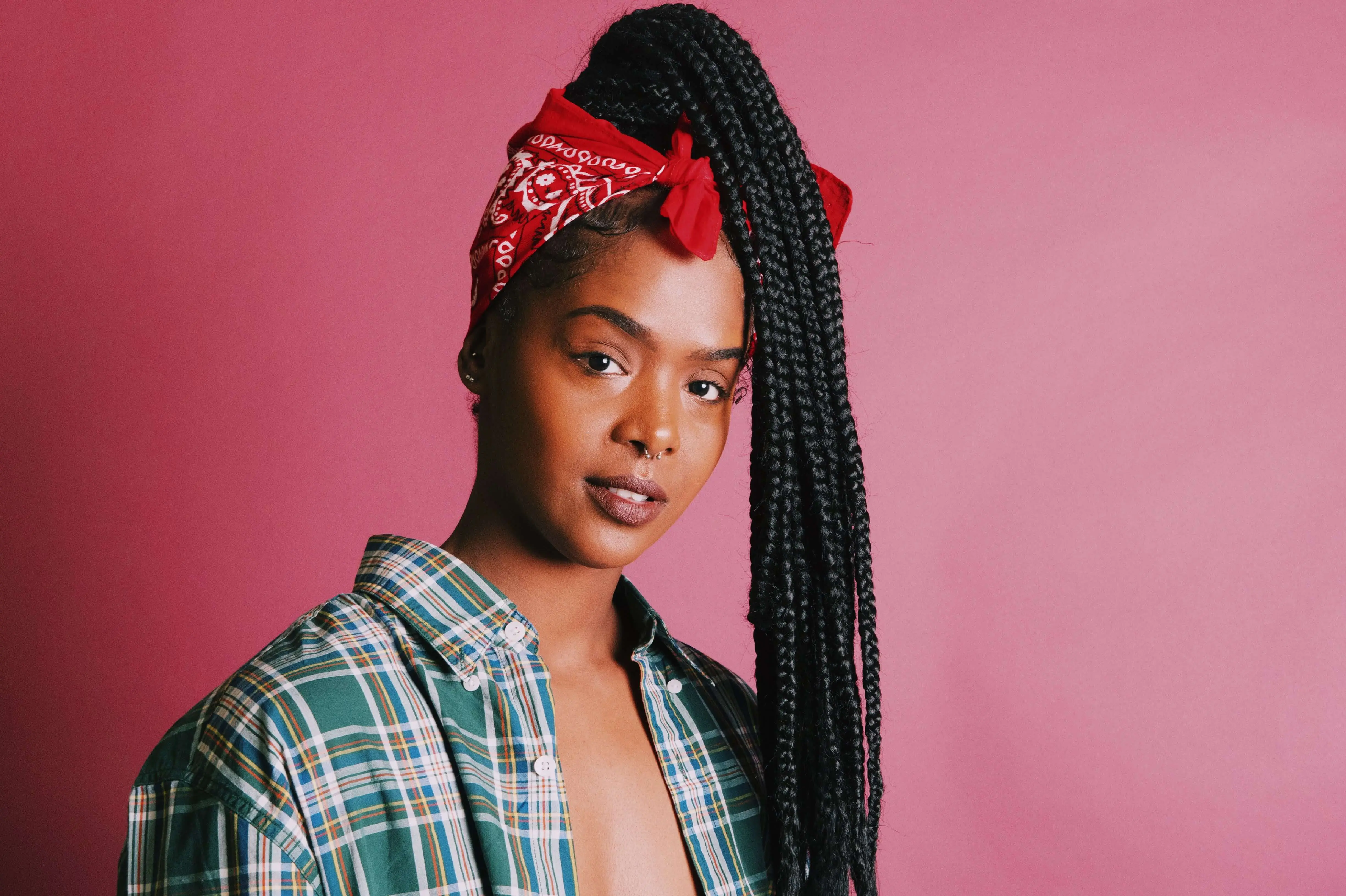 Une femme coiffée avec des Jumbo Box Braids