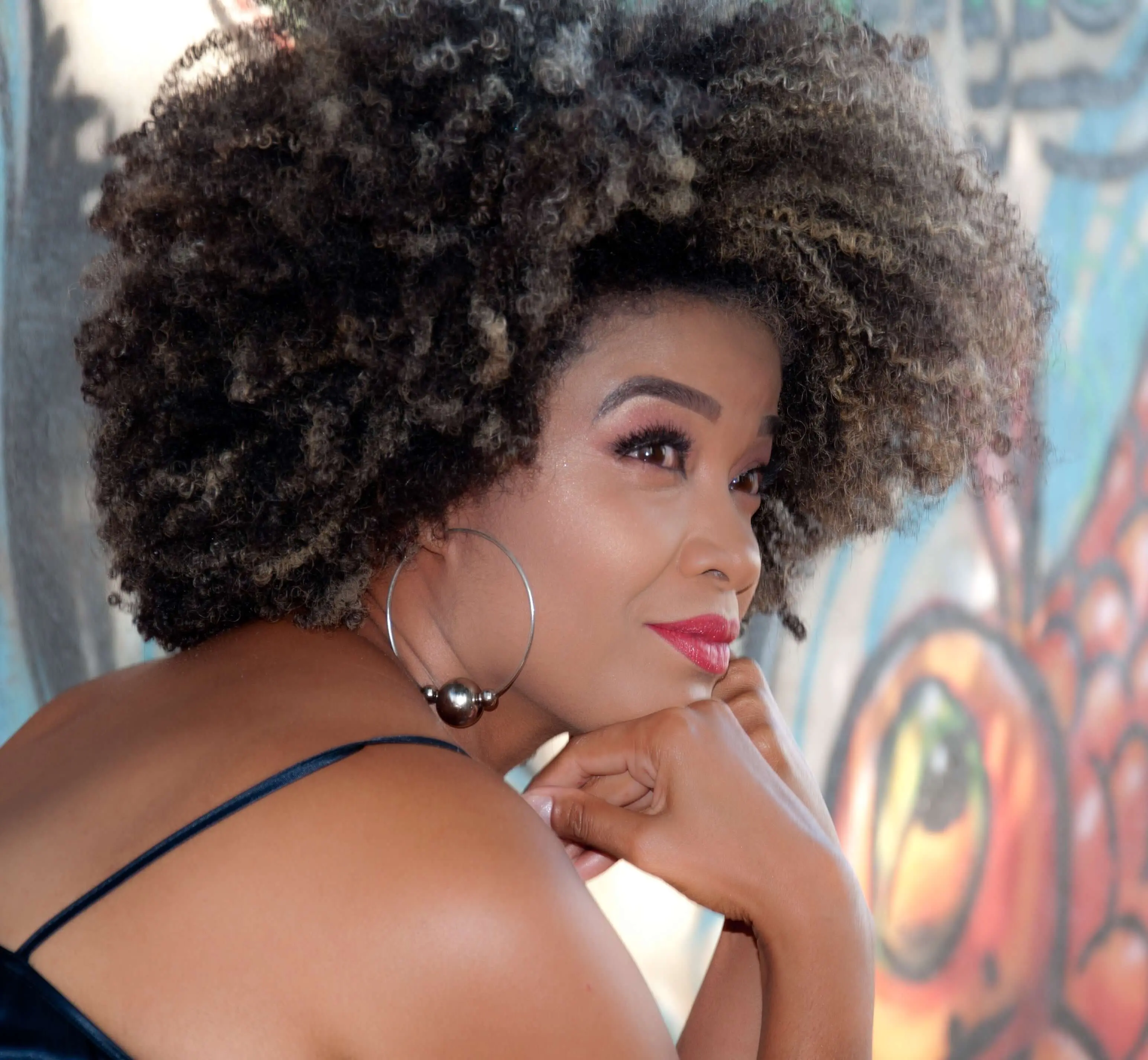 Une femme coiffée avec une coupe Afro